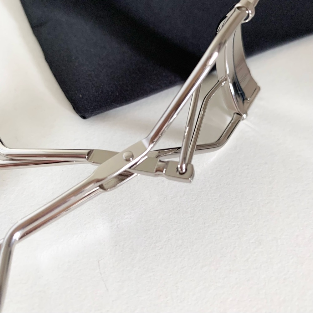 Hold NWOT Chanel eyelash curler with drawstring dust pouch - Picture 11 of 16